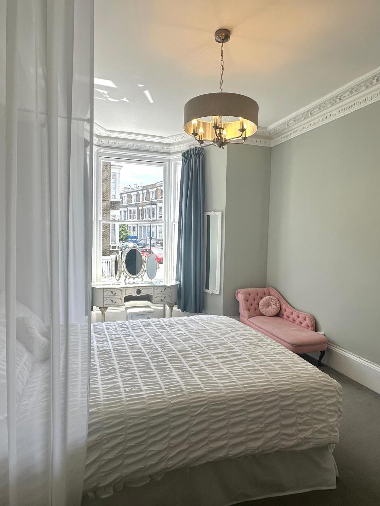 Classically Elegant Designer Londres