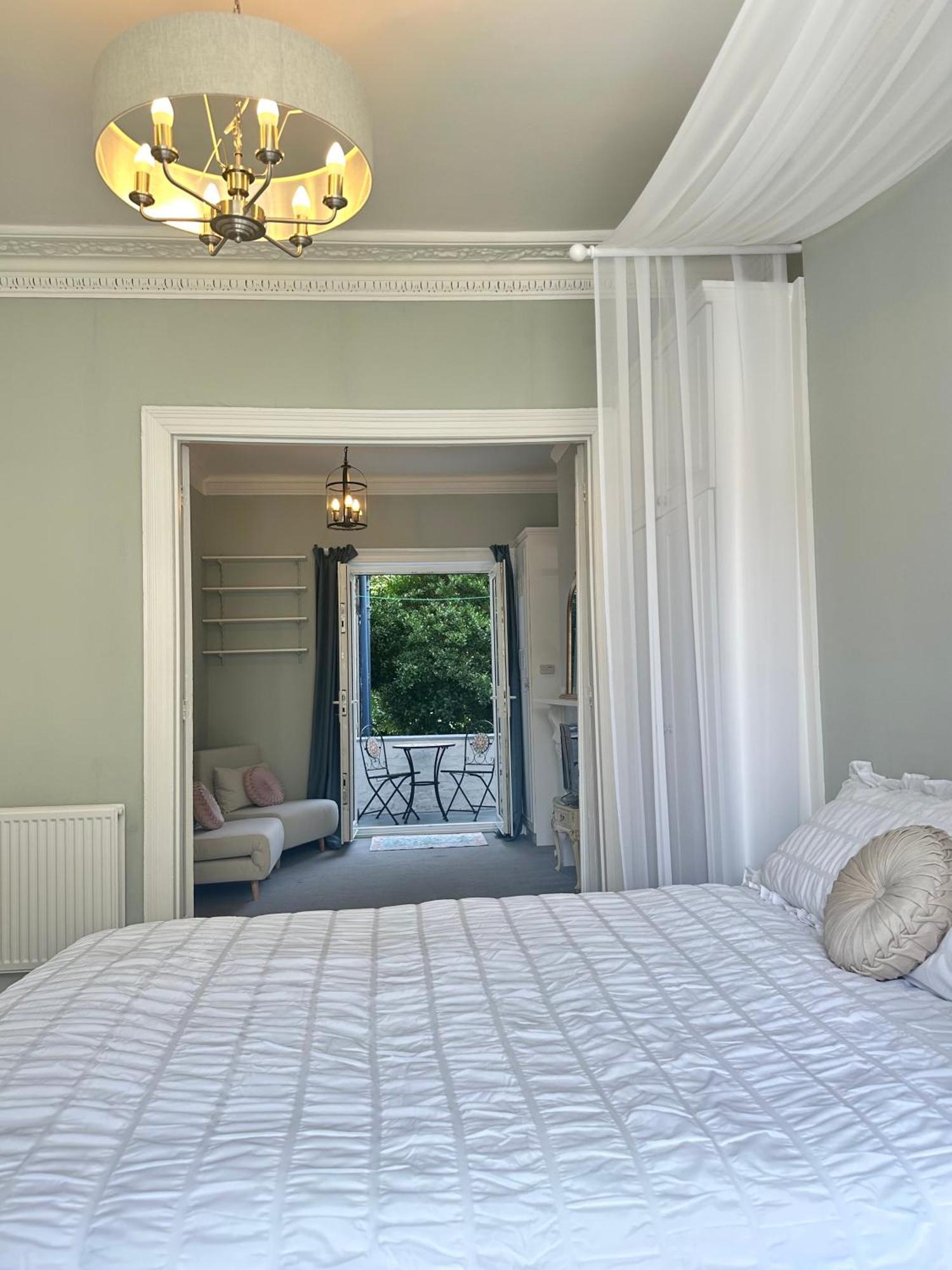 Classically Elegant Designer Apartamento